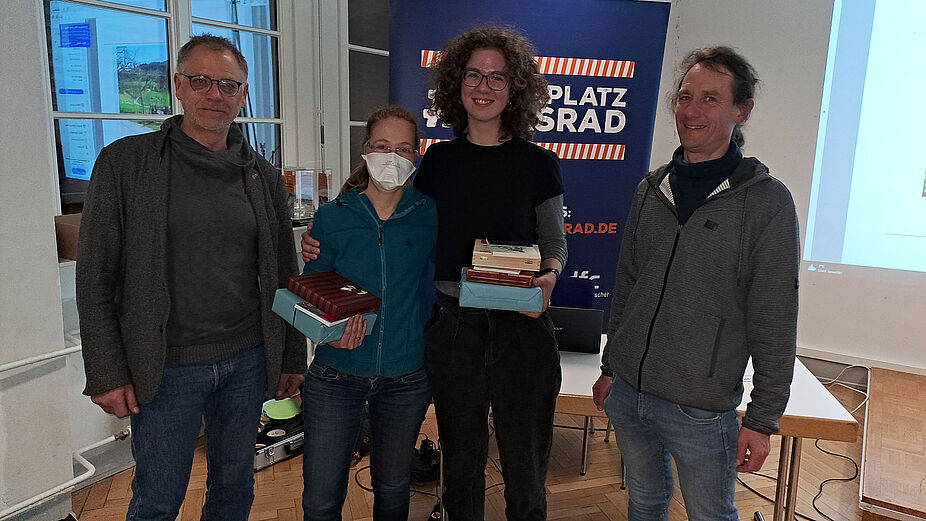 Die bisherige erste Vorsitzende Susanne Niemann (2.v.l.) und die zweite Vorsitzende Clara McKellar werden vom bisherigen Personalvorstand Bernhard Pirch-Rieseberg (r.) und von Geschäftsführer Michael Fröhlich verabschiedet.