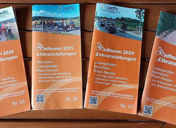 Titelseiten von ADFC-Radtourenprogrammen 2026, 2025, 2024, 2023