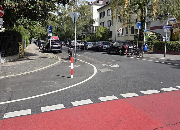 Verengung an einer Kreuzung an einer Fahrradstraße