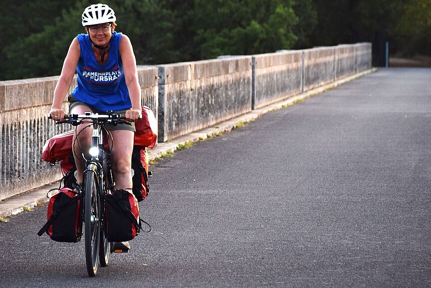 Unsere Pedalritterin Britta Niehoff Britta Niehoff auf ihrem vollbepackten Rad