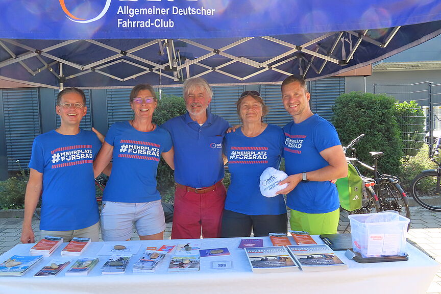 Aktive der Ortsgruppe Wiesloch/Walldorf ADFC-Infostand bei BobShop End-Of-Summer-Sale