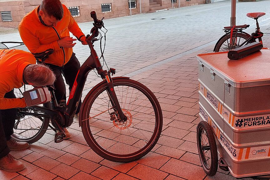 Codierung beim Festival for Future Fahrrad-Codierung des ADFC