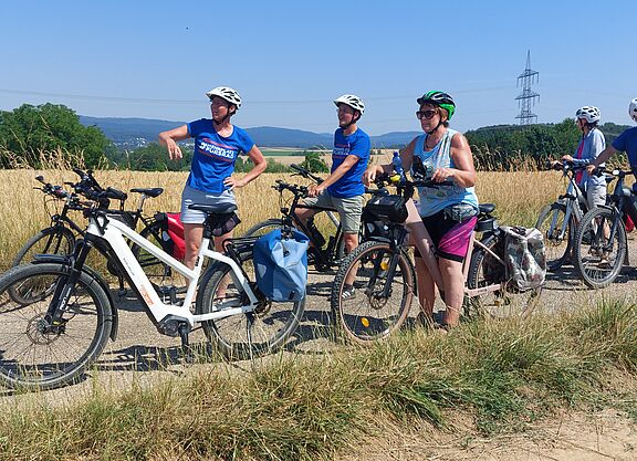 Gruppe von Radlern auf einem Feldweg