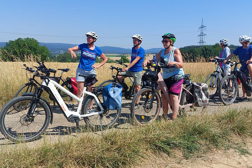 Neubürgertour Gruppe von Radlern auf einem Feldweg
